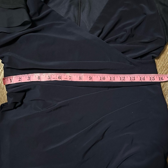 Betsy & Adam
Women's Sequin-Sleeve
Surplice-Neck Gown size 10P 10 Petite navy - Picture 8 of 9